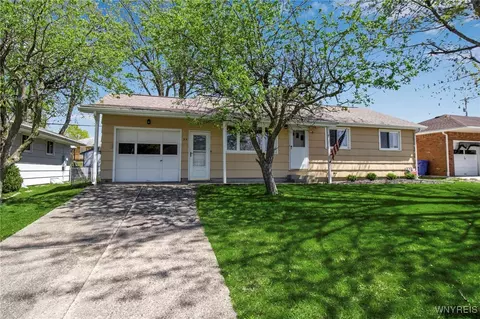 35 Larkwood Rd, West Seneca, NY 14224