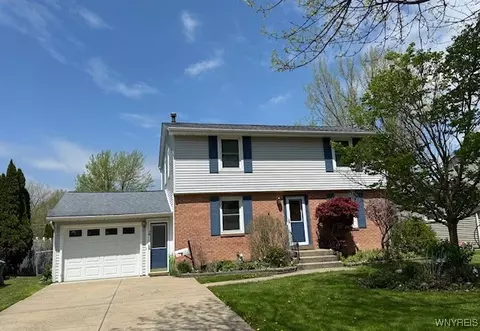 30 Joanie Ln, Amherst, NY 14228