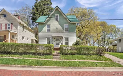 18 Weeks St, Jamestown, NY 14701