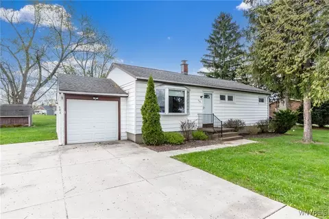 986 N Brookside Dr, Lewiston, NY 14092