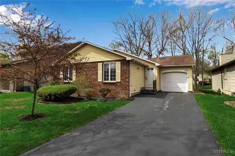 231 Brockmoore Dr, East Amherst, NY 14051