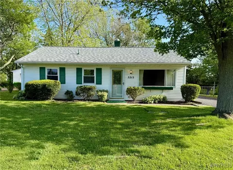 5215 Isherwood Dr, Niagara, NY 14305