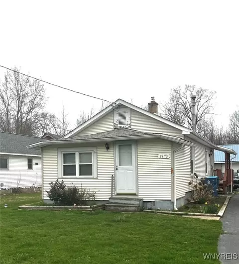 6920 Potter Rd, Evans, NY 14047