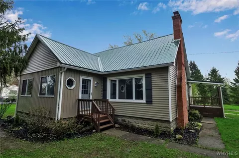 1520 N Creek Rd, Lake View, NY 14085
