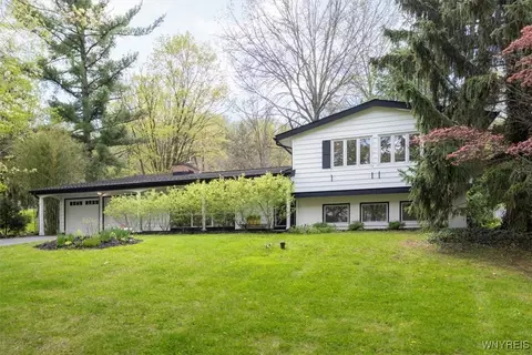 1084 Ridge Rd, Lewiston, NY 14092