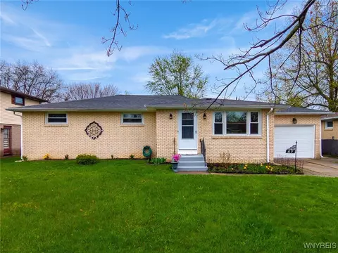 67 Country Ln, West Seneca, NY 14224