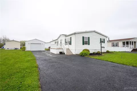 853 Birchwood Dr, Lockport, NY 14094