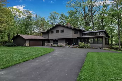 6 Lennys Ln, Orchard Park, NY 14127
