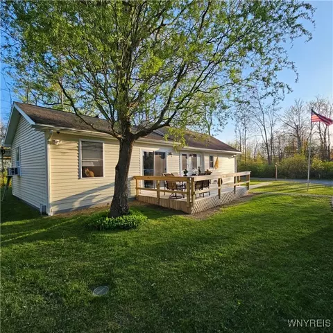 9567 Frontier St, Evans, NY 14006