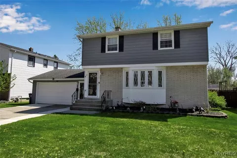 35 Joanie Ln, Amherst, NY 14228