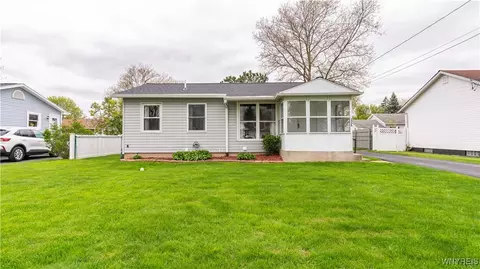 1350 Caravelle Dr, Niagara Falls, NY 14304