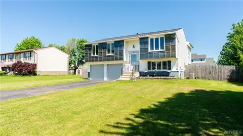 8010 Ashwood Dr, Niagara, NY 14304