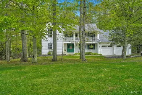 39 Wildwood Ln, Orchard Park, NY 14127