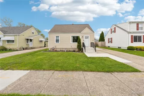 29 Clarence Harder Dr, Tonawanda, NY 14150
