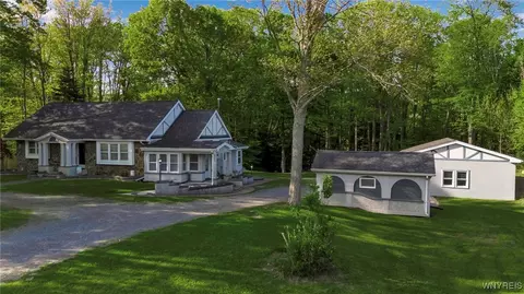 978 Quaker Rd, Aurora, NY 14052