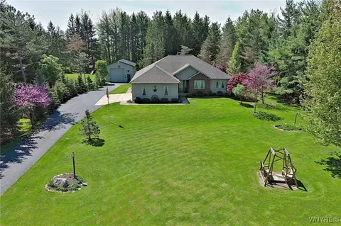 12237 Lesswing Rd, Alden, NY 14004
