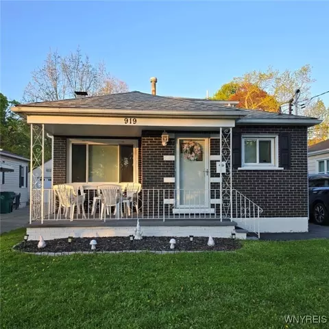 919 88th St, Niagara Falls, NY 14304