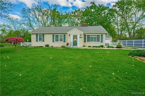 5349 Bridgeman Rd, Sanborn, NY 14132