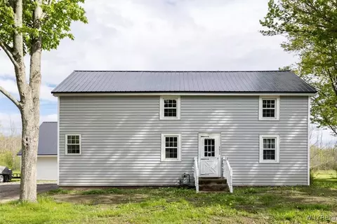 6028 Smith Rd, Hamburg, NY 14075
