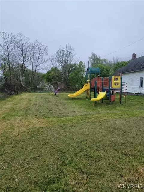 17 Earl Pl, Buffalo, NY 14211