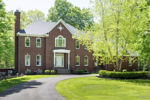 5032 Rockledge Dr, Clarence, NY 14031