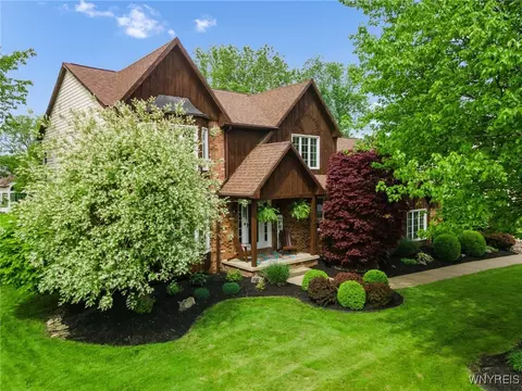 8270 Lisa Ln, East Amherst, NY 14051