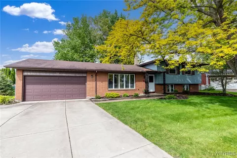 24 Glenbourne Ct, Amherst, NY 14221