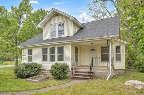 53 Main St, Hanover, NY 14062