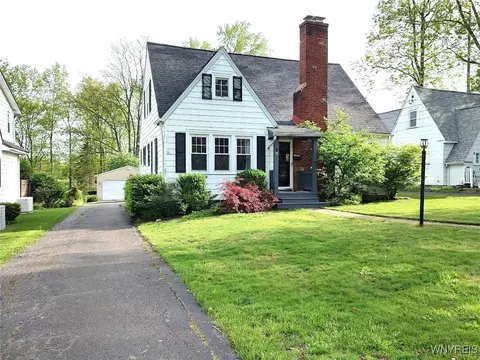 5 Woodland Pkwy, Evans, NY 14006