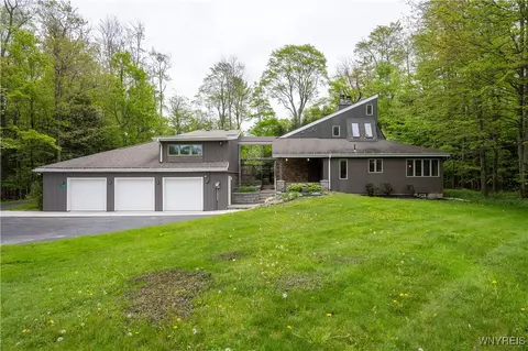1906 Center St, Aurora, NY 14052