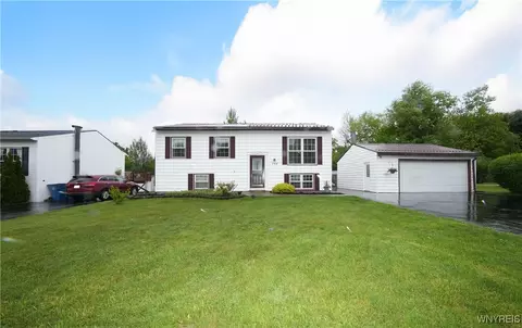704 Beach Rd, Evans, NY 14006