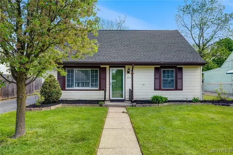 4233 Crescent Dr, Niagara Falls, NY 14305