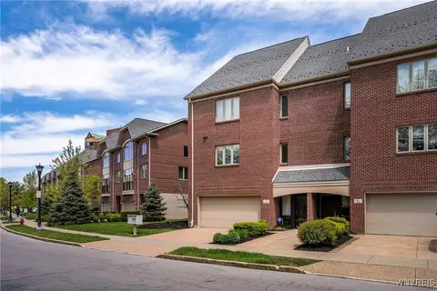 13 Ojibwa Cir, Buffalo, NY 14202