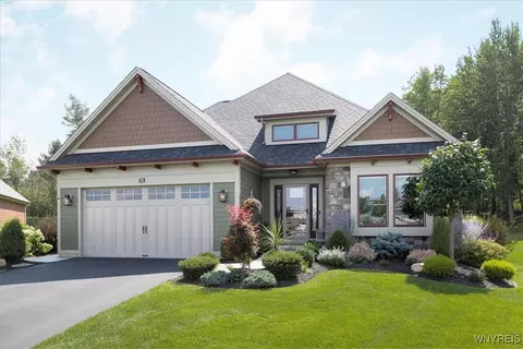 32 Creekstone Dr, Aurora, NY 14052
