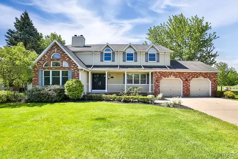 30 River Oaks Dr, Grand Island, NY 14072