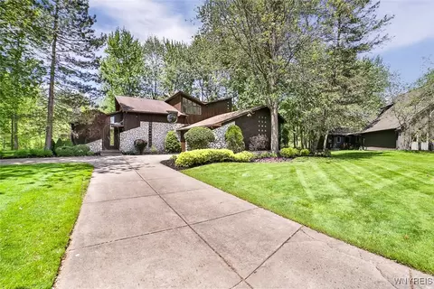 73 Dauphin Dr, Amherst, NY 14221