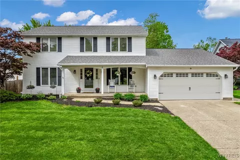 4 Deepwood Pl, Lancaster, NY 14086