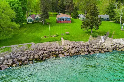 4609 E Lake Rd, Wilson, NY 14172
