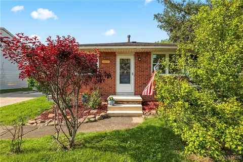 914 Reserve Rd, West Seneca, NY 14224