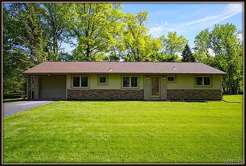 458 Kenwood Dr, Lewiston, NY 14092
