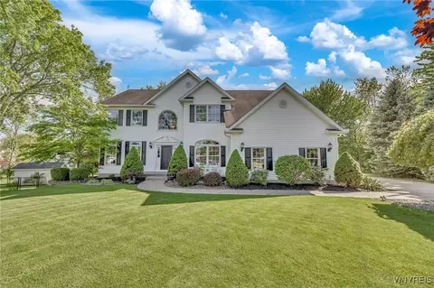 34 Hazelwood Ct, Grand Island, NY 14072