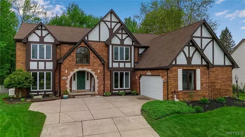 255 Londonderry Ln, Getzville, NY 14068