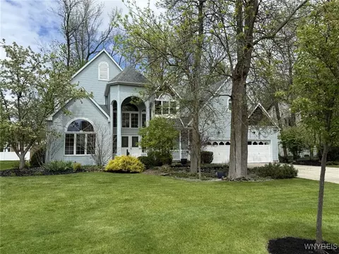 37 Dauphin Dr, Amherst, NY 14221