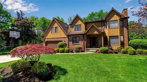 181 Viscount Dr, Amherst, NY 14221