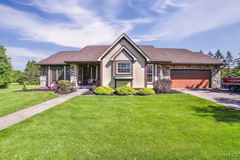 4590 Beach Ridge Rd, Pendleton, NY 14094