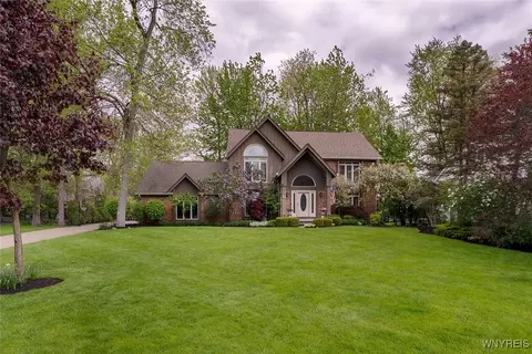 61 Dauphin Dr, Amherst, NY 14221