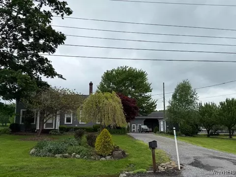 637 Davis Rd, Aurora, NY 14052
