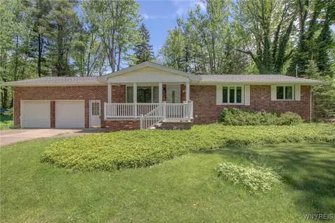 7 Forsythia Ct, Orchard Park, NY 14127