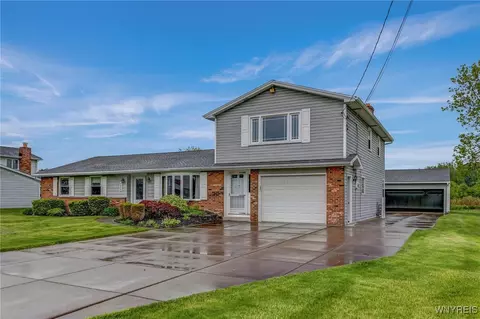 7415 Colonial Dr, Niagara, NY 14305