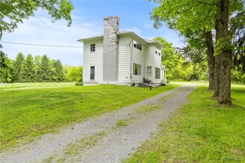 1822 Grover Rd, Aurora, NY 14052